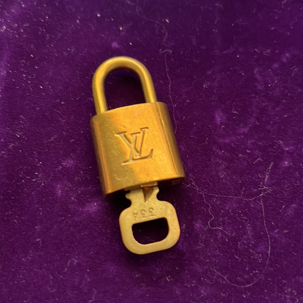 #️⃣3️⃣3️⃣4️⃣ Authentic LV Lock & Key - Picture 2 of 9